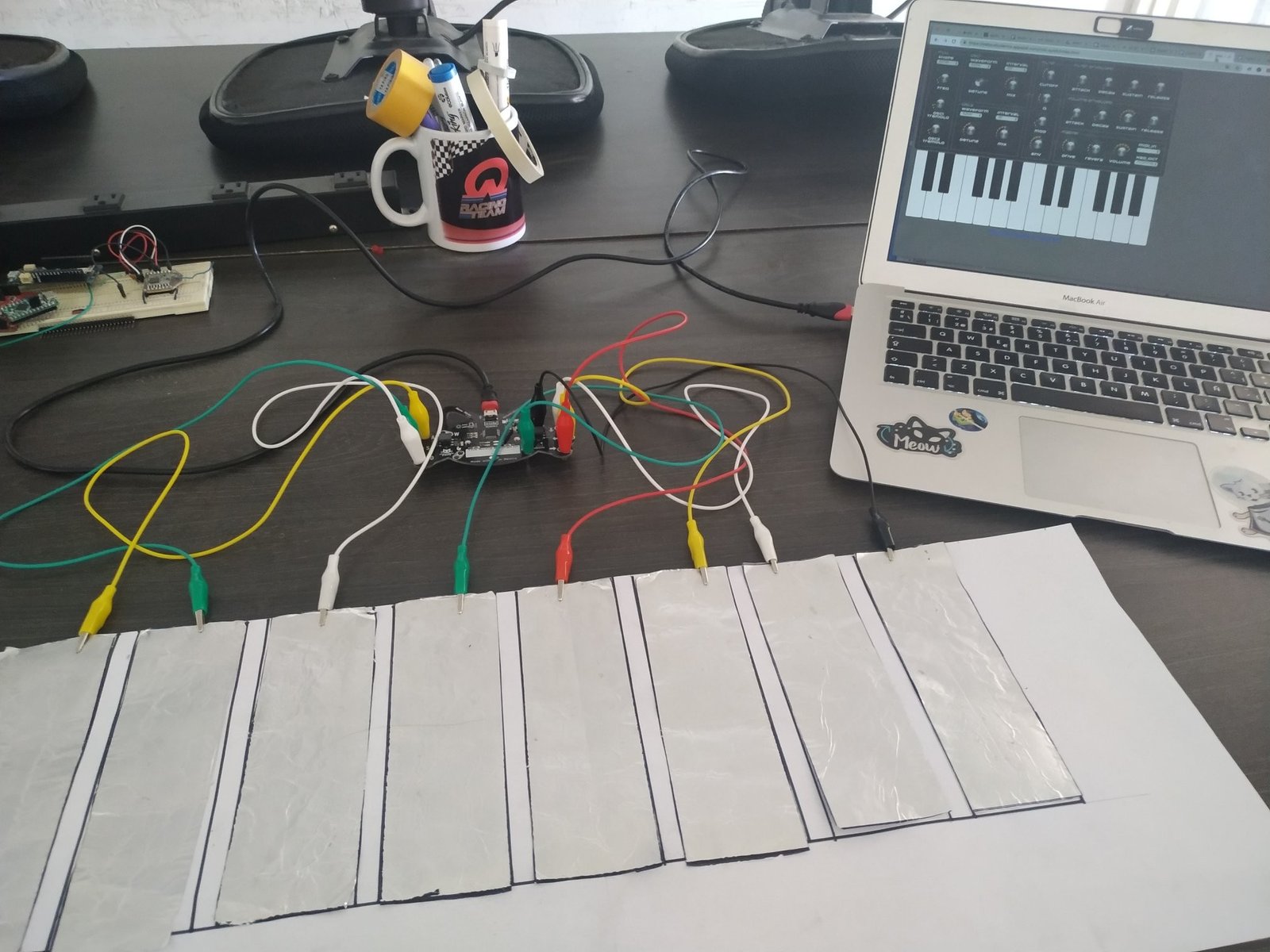 meow meow play piano